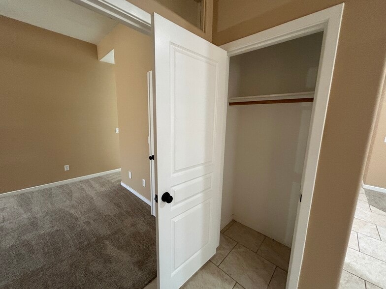 Building Photo - 2041 E Fawn Dr