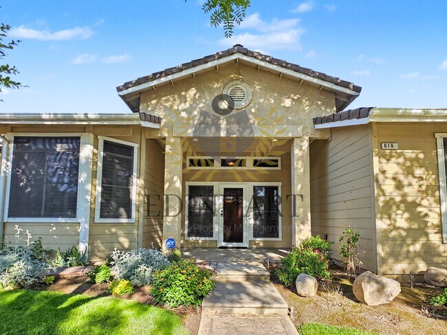 Building Photo - 818 S Apple Ave