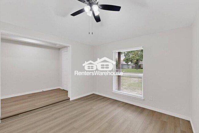 Building Photo - MOVE IN READY COMPLETELY UPDATED - 3BED/2B...