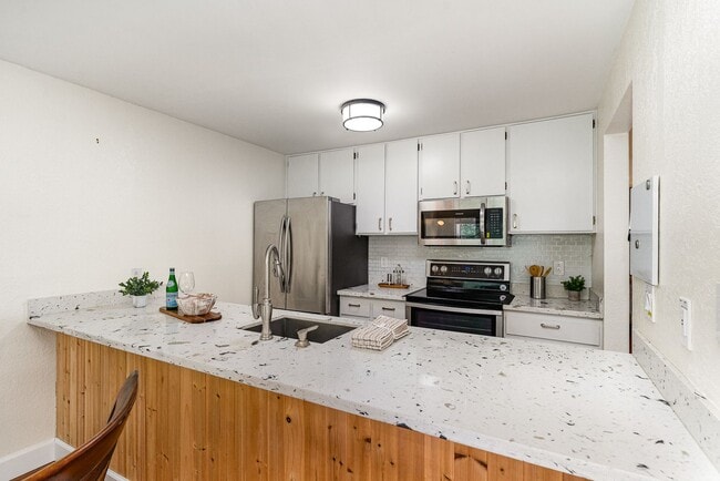 Building Photo - Updated Bellevue Condo in Racquet Club — P...
