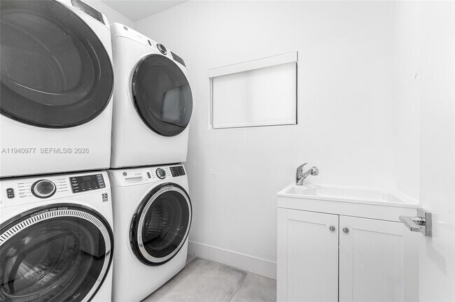 Building Photo - 2560 NE 199th St