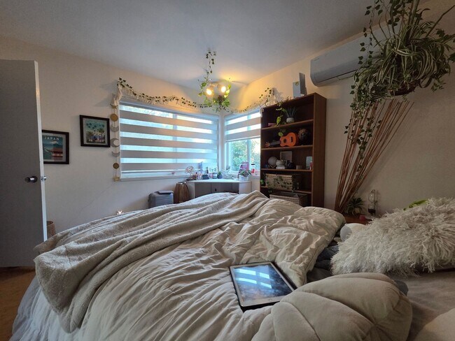 Building Photo - Wonderful Mid Century Home available for lease