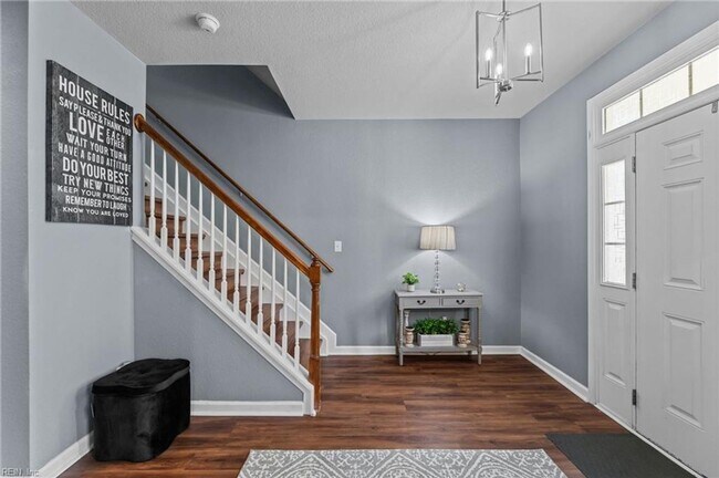 Building Photo - 3 Story Townhouse-style Condo Near Town Ce...