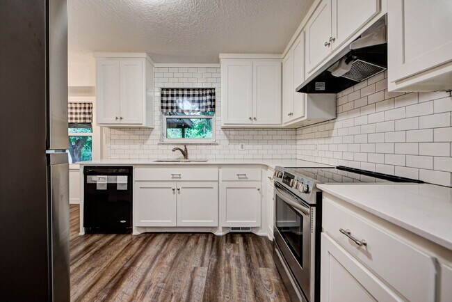 Building Photo - 903 S Berry Rd