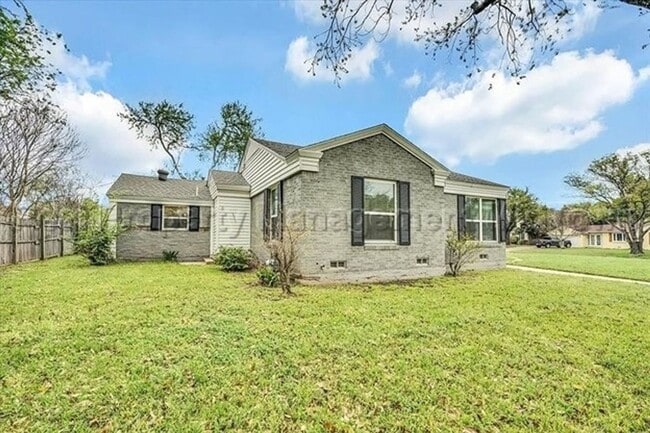 Building Photo - 6400 Greenway Rd