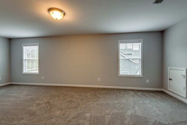 Building Photo - Spacious 4 Bedroom Home with Open Floor Plan - Free Rent!