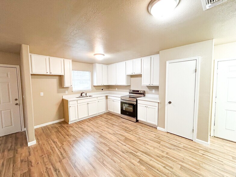 Building Photo - 614 W Peach St