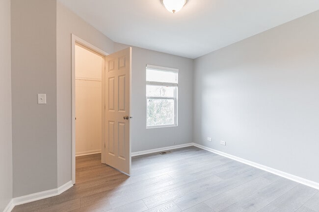 Building Photo - 660 Grosvenor Ln