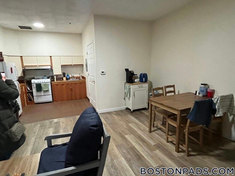 Building Photo - 81 Essex St