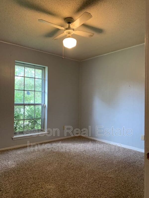 Building Photo - 302 Avenida Dr