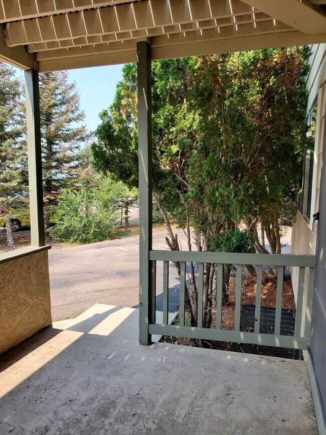 Building Photo - 2 bedroom, 1 bath - Great location!