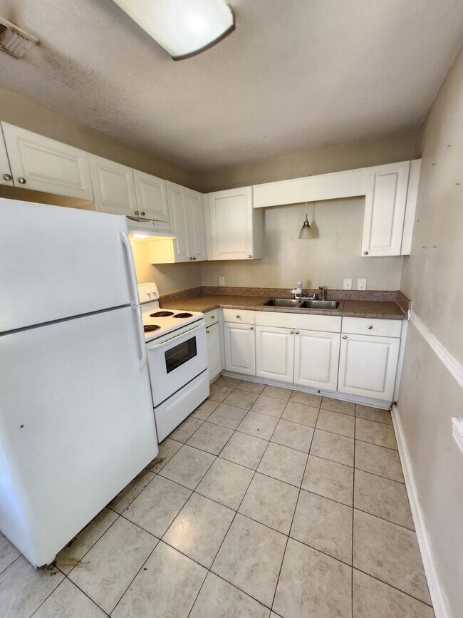 Building Photo - 5501 Mayfair Dr