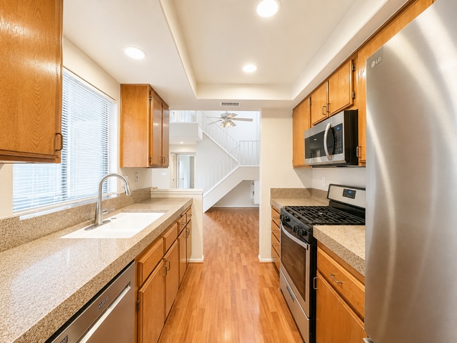 Building Photo - Beautiful 2 Bedroom Condo with fresh paint, flooring for Rent