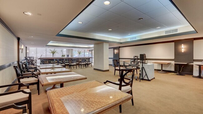 Building Photo - 2555 Collins Ave