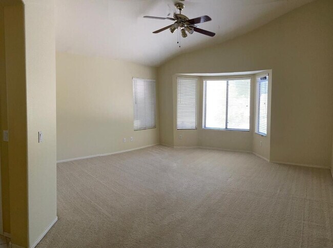 Building Photo - 374 W Oriole Way