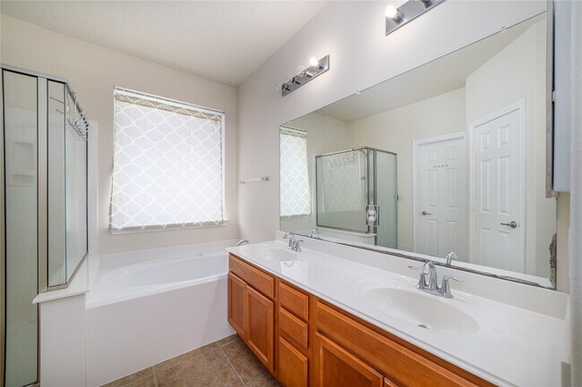 Building Photo - 16907 Great Oaks Glen Dr