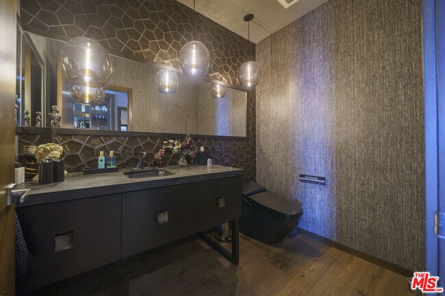 Building Photo - 1100 S Hope St