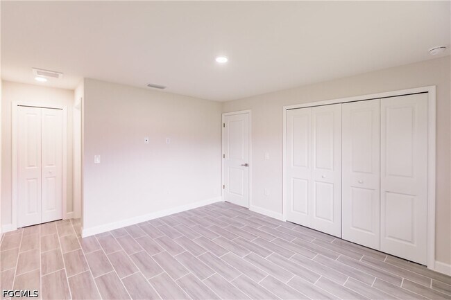 Building Photo - 4724 22nd St SW