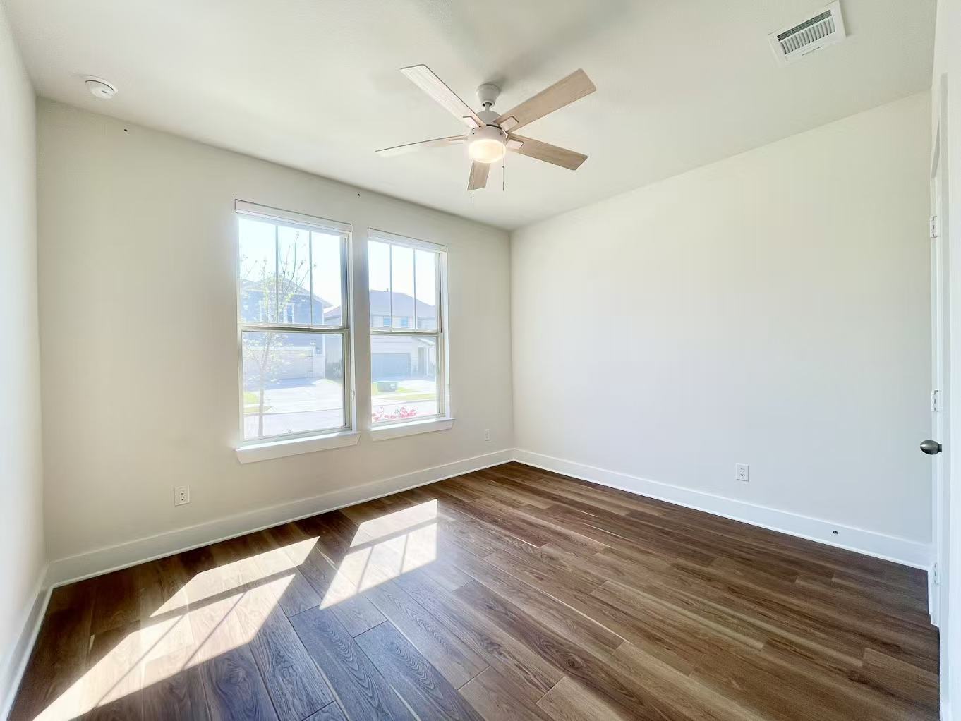 Building Photo - 3320 Eddington Dr