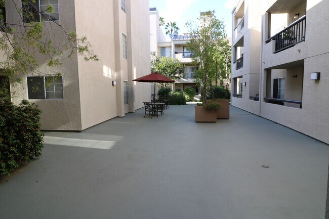 Building Photo - 1/Bed. Condo in Woodland Hills, Warner Center !!