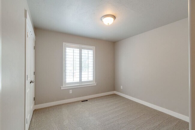 Building Photo - Available Now | American Fork, UT | 5 Bed | 3 Full Bath | Single-Family Home
