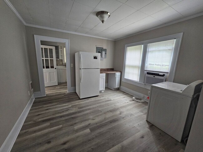 Building Photo - Newly Renovated 2 Bedroom with Bonus Room,...