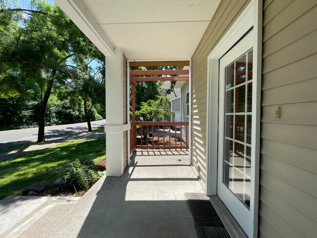 Building Photo - SE Home 3Bd/2.5Ba Home Close to the Willamette River off McLoughlin Blvd. 2 Car Garage and Washer...