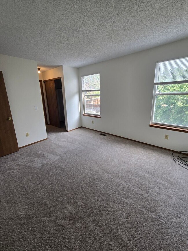 Building Photo - 3409 E 99th Dr