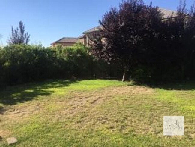 Building Photo - Beautiful 4 Bedroom 3 Bath Home with Solar in Northeast Fresno!