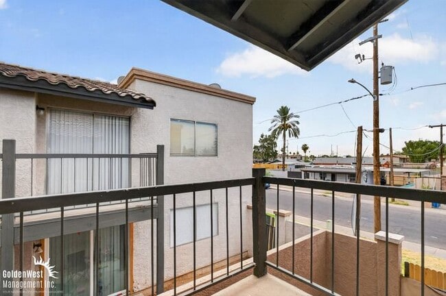 Building Photo - Stylish 2Bdm 1Ba Apartment with Fireplace in Phoenix - MI Special!