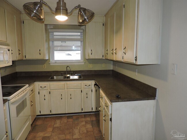 Building Photo - 7356 Sandy Creek Cir