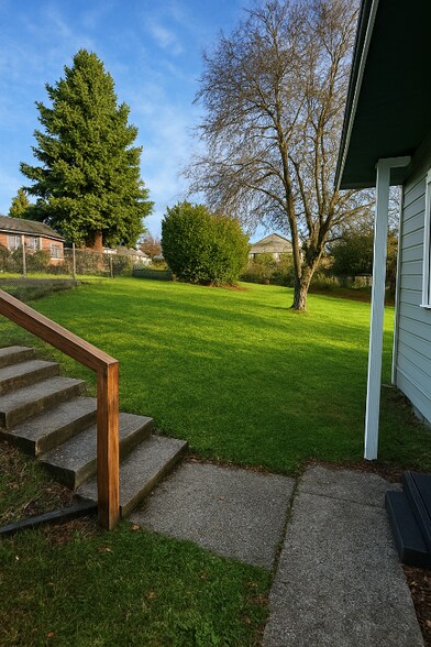 Building Photo - 229 Oak St