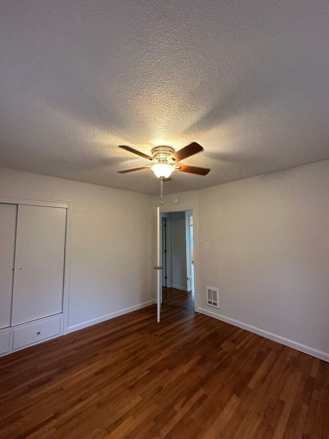 Building Photo - Updated & Charming 3 Bedroom Home with Fan...
