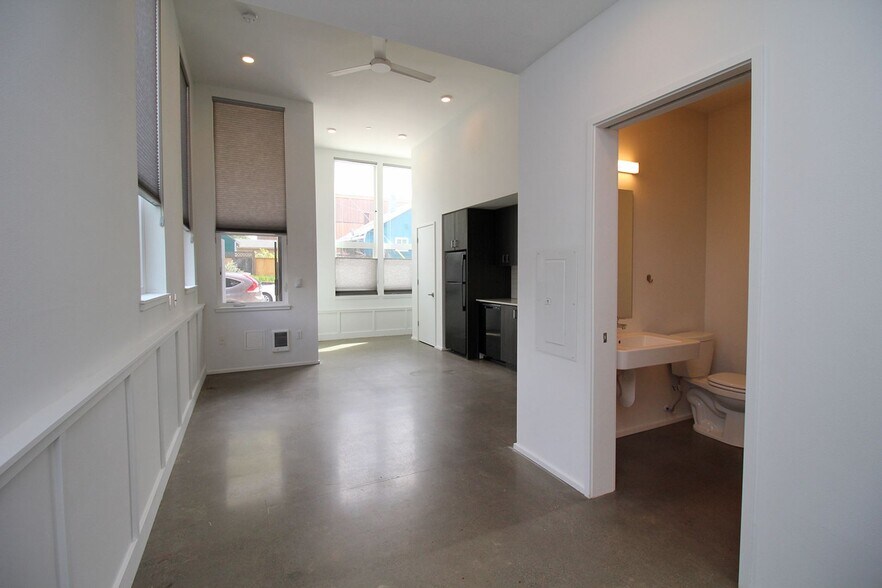 Building Photo - 1611 N Rosa Parks Way