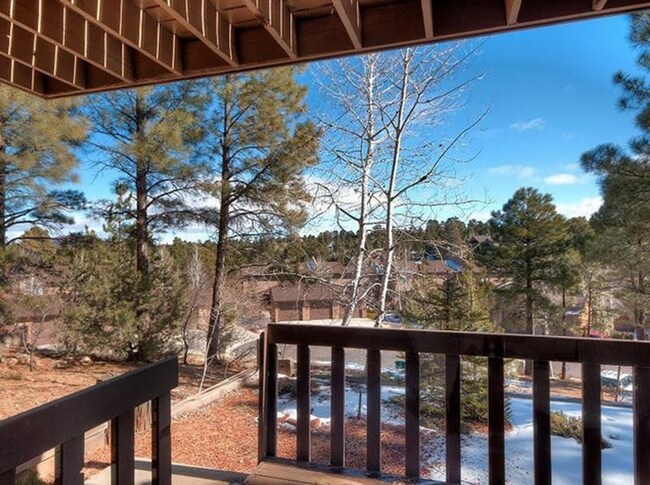 Building Photo - Elk Run Townhouse with 1 car garage.