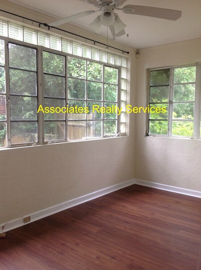 Building Photo - 7 Blocks to Campus! 3 Bed, 2 Bath with a Fenced Backyard and Large Sunroom