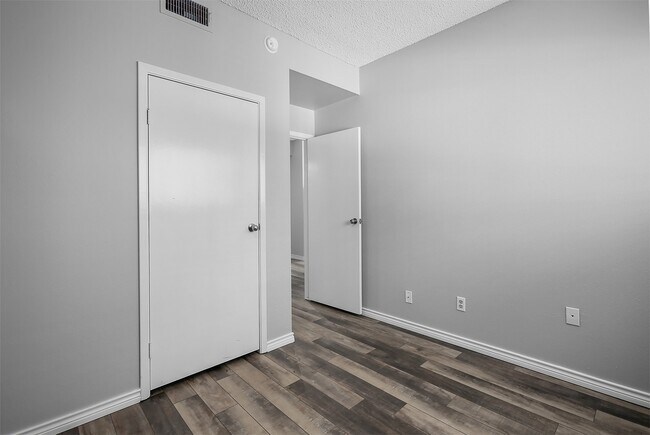 Building Photo - 7065 N Holiday Dr