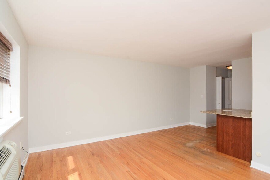 Building Photo - 628 W Wrightwood Ave