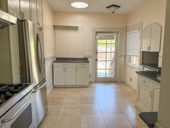 Building Photo - Charming 2-bedroom, 2-bathroom Burlingame ...