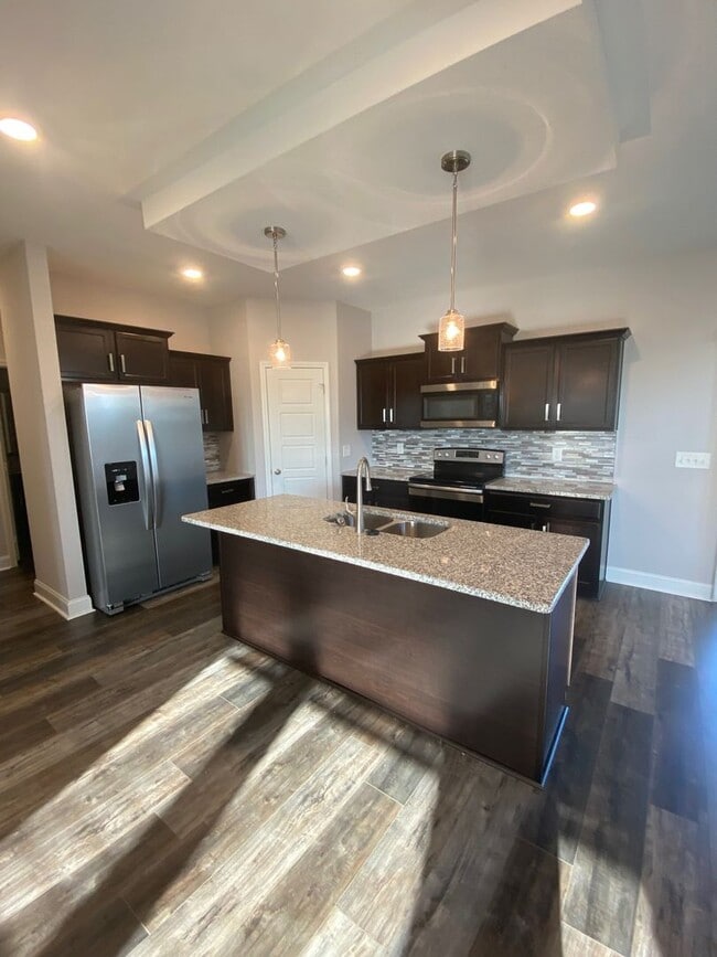 Building Photo - Move in with credit approval