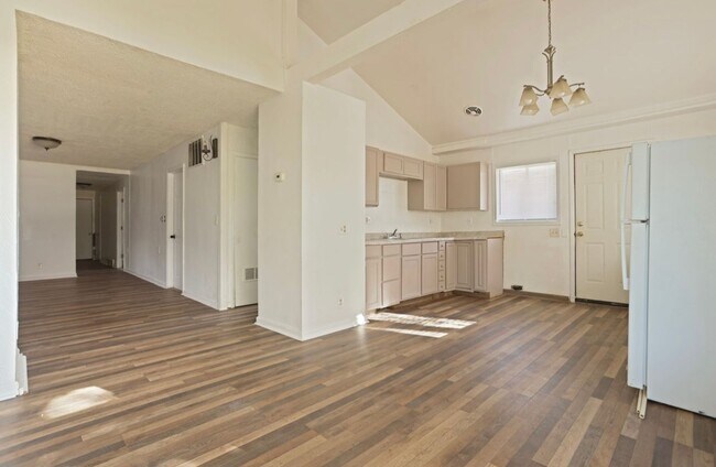 Building Photo - Open concept home in the City of Saginaw!