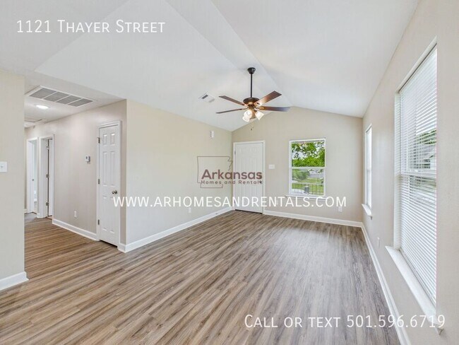 Building Photo - 1121 Thayer St