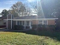 Building Photo - Beautiful 3 bedroom/1 bath home with Fireplace and Central HVAC!