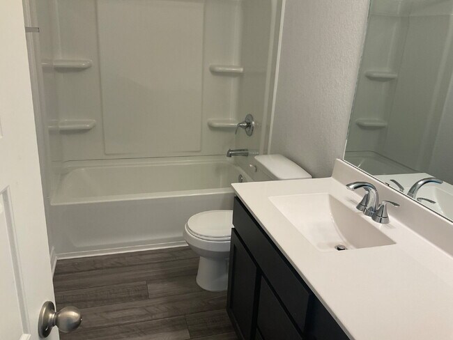 Building Photo - New beautiful 3/2.5 home with Office