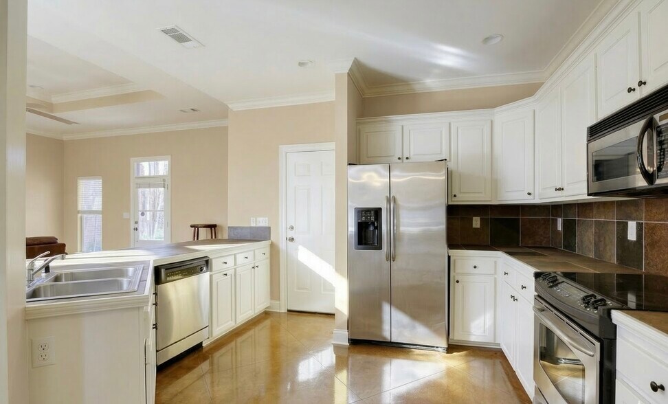 Building Photo - 3858 Southpass Ave