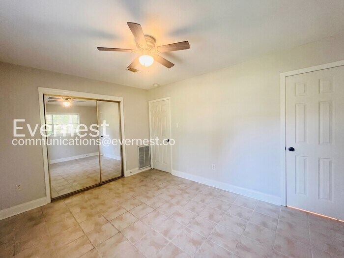 Building Photo - 114 Rollingwood Dr