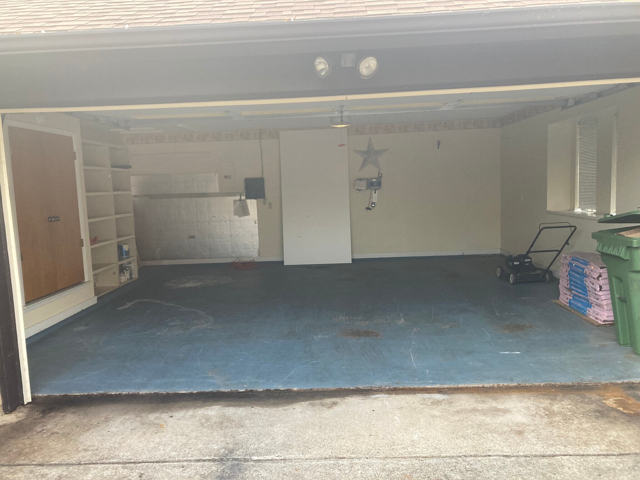 Garage - 2929 Cresthaven Dr