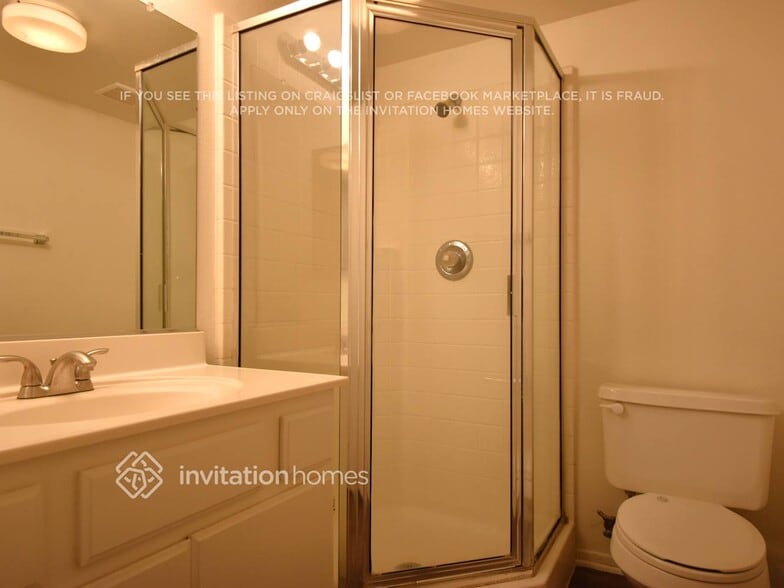 Building Photo - 2642 N Maple Ave