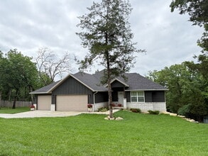 Building Photo - Gorgeous 4Bedroom House, on spacious 2 acres