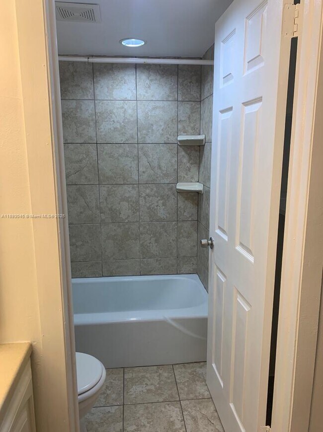 Building Photo - 3730 Inverrary Dr